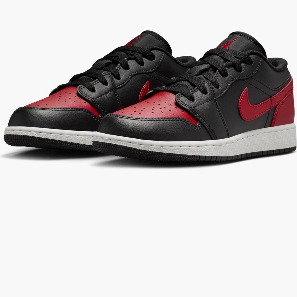 Nike Men's Black and Red Low-Top Sneakers